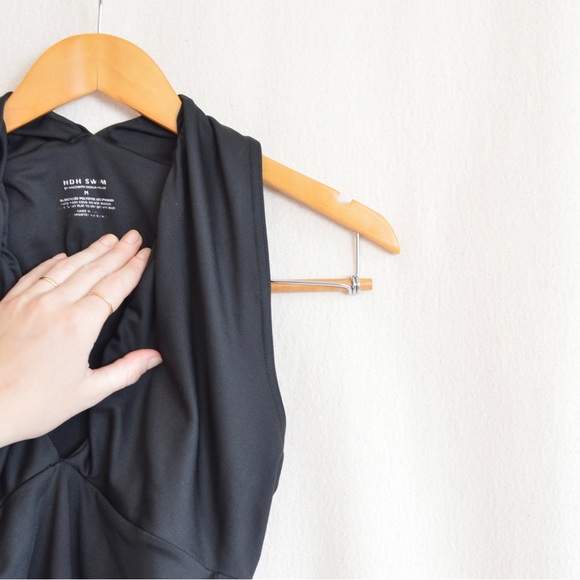 Hackwith design house simwsuit one piece deep v cut size medium black - Picture 3 of 3